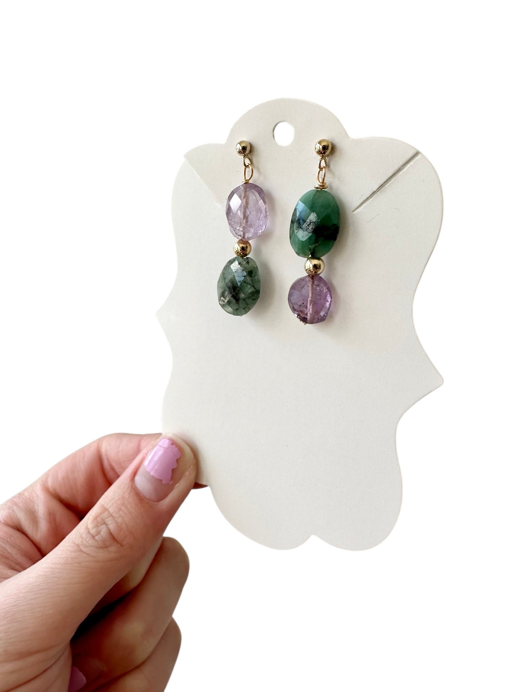 Bailey - Boucles d'oreilles en pierres précieuses d'améthyste et d'émeraude 