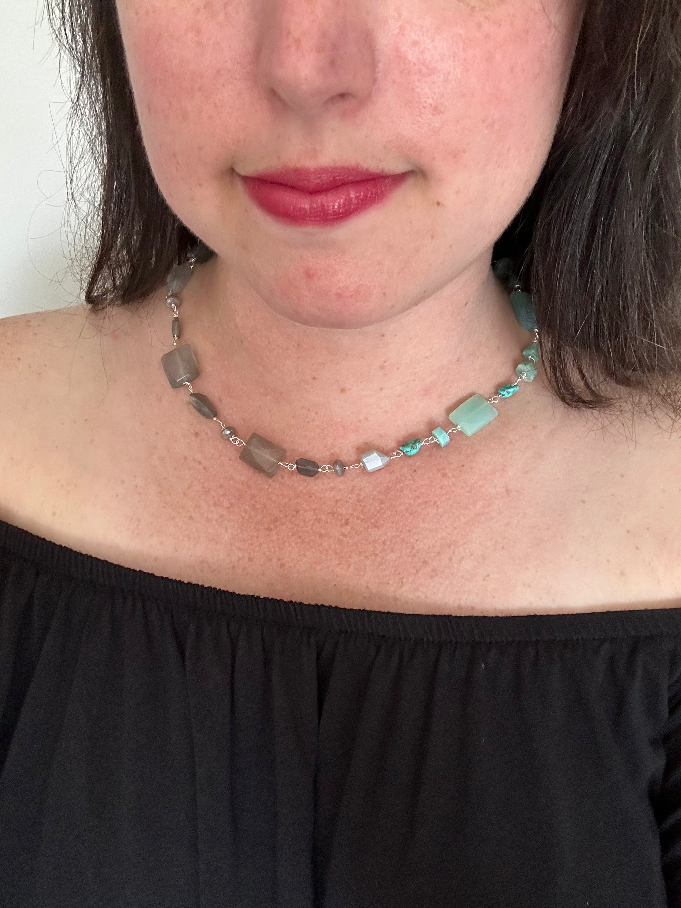 Lizzie - Collier chaîne trombone calcédoine et perles grises