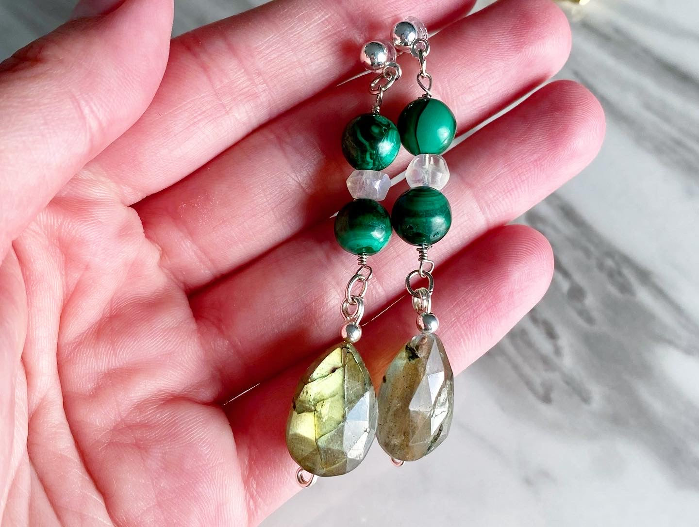 Olive - Boucles d'oreilles pierre de lune et émeraude