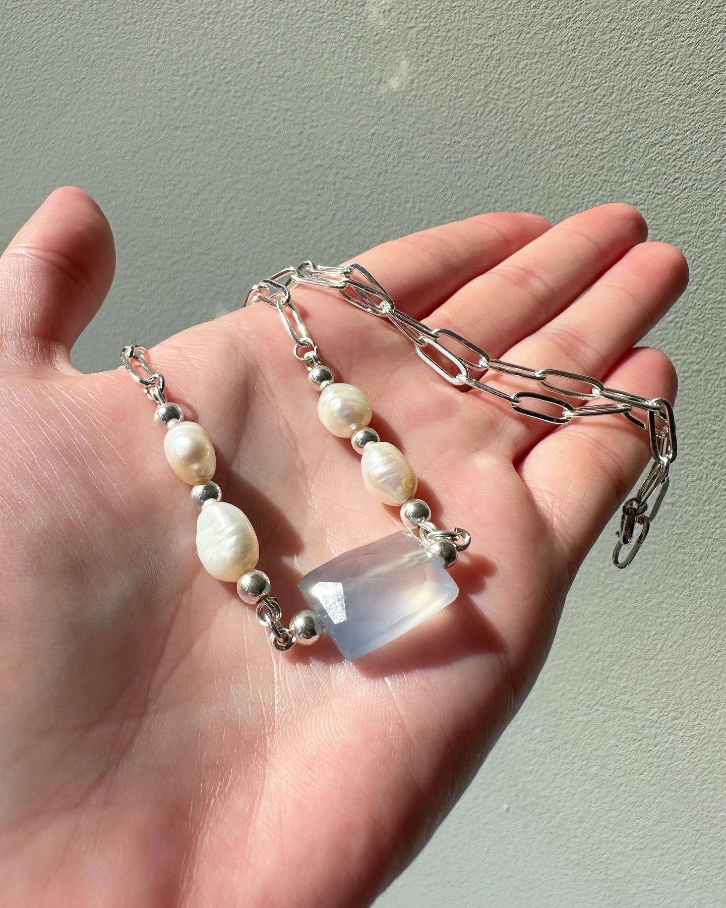 Lizzie - Collier chaîne trombone calcédoine et perles grises