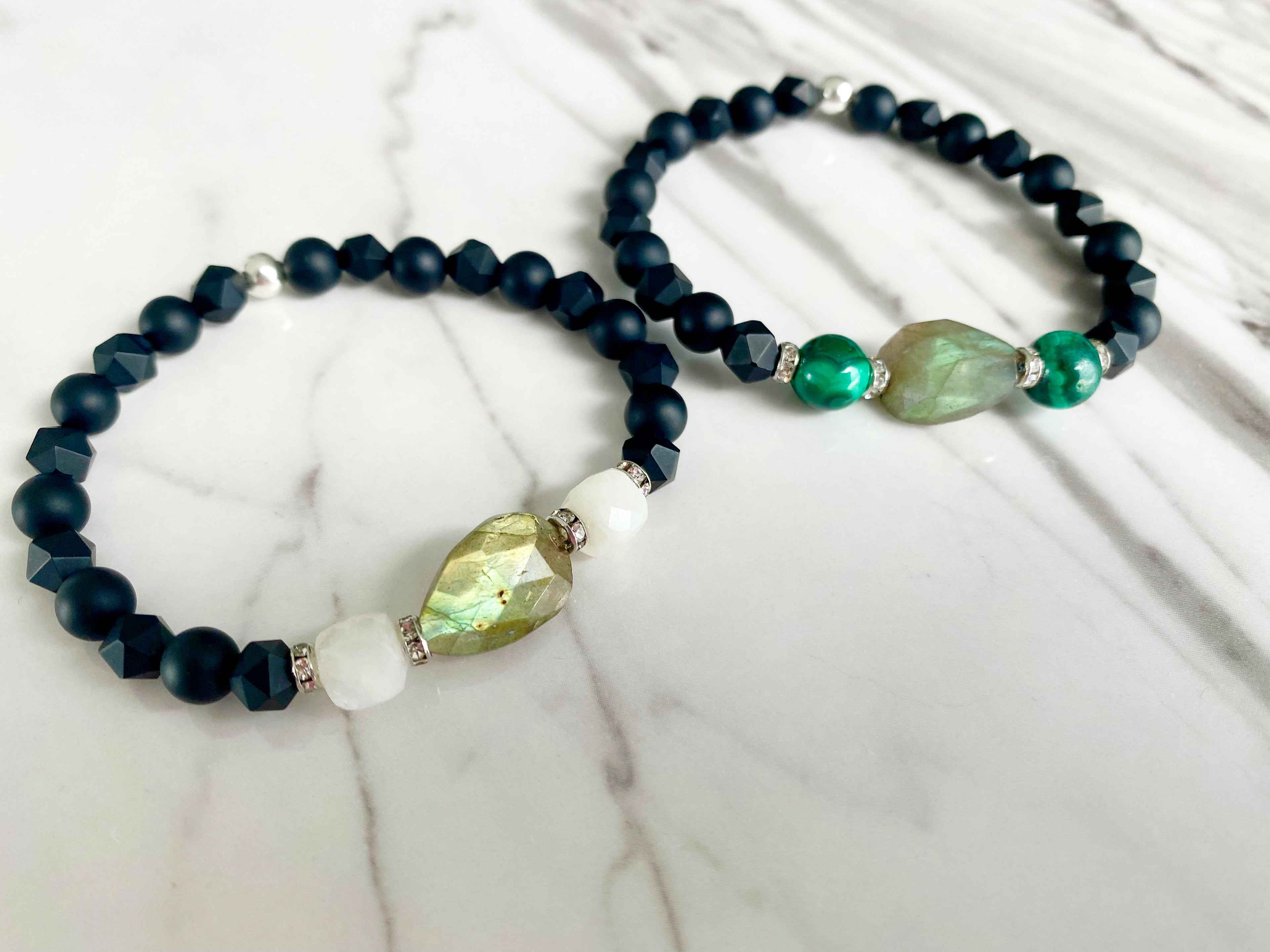 Dahlia - Bracelets de pierres précieuses de malachite, de pierre de lune, d'aigue-marine, d'apatite et d'onyx noir