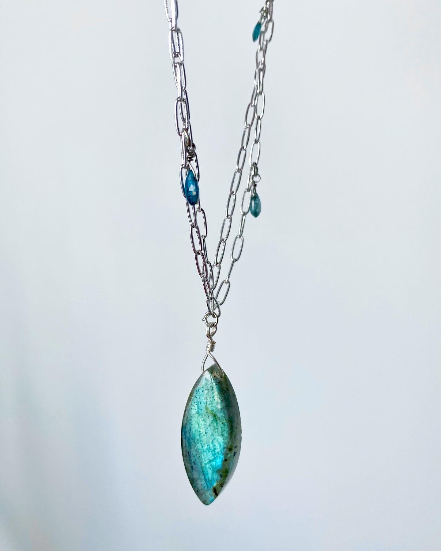Athena - Collier de pierres précieuses Labradorite et Kyanite