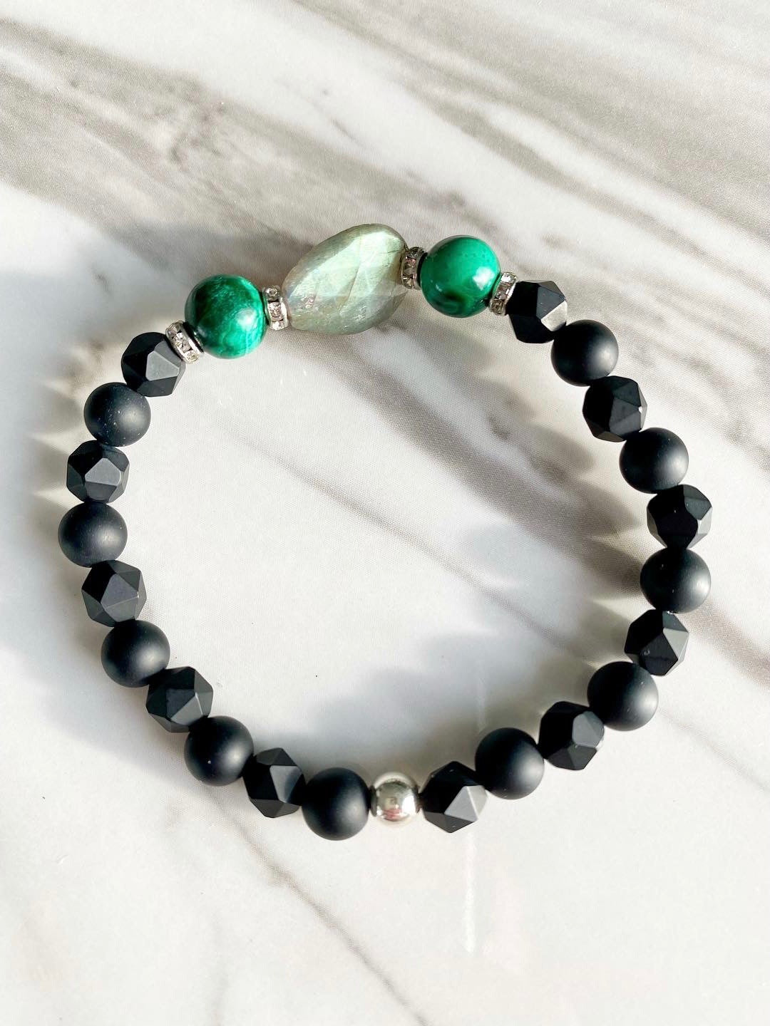 Dahlia - Bracelets de pierres précieuses de malachite, de pierre de lune, d'aigue-marine, d'apatite et d'onyx noir