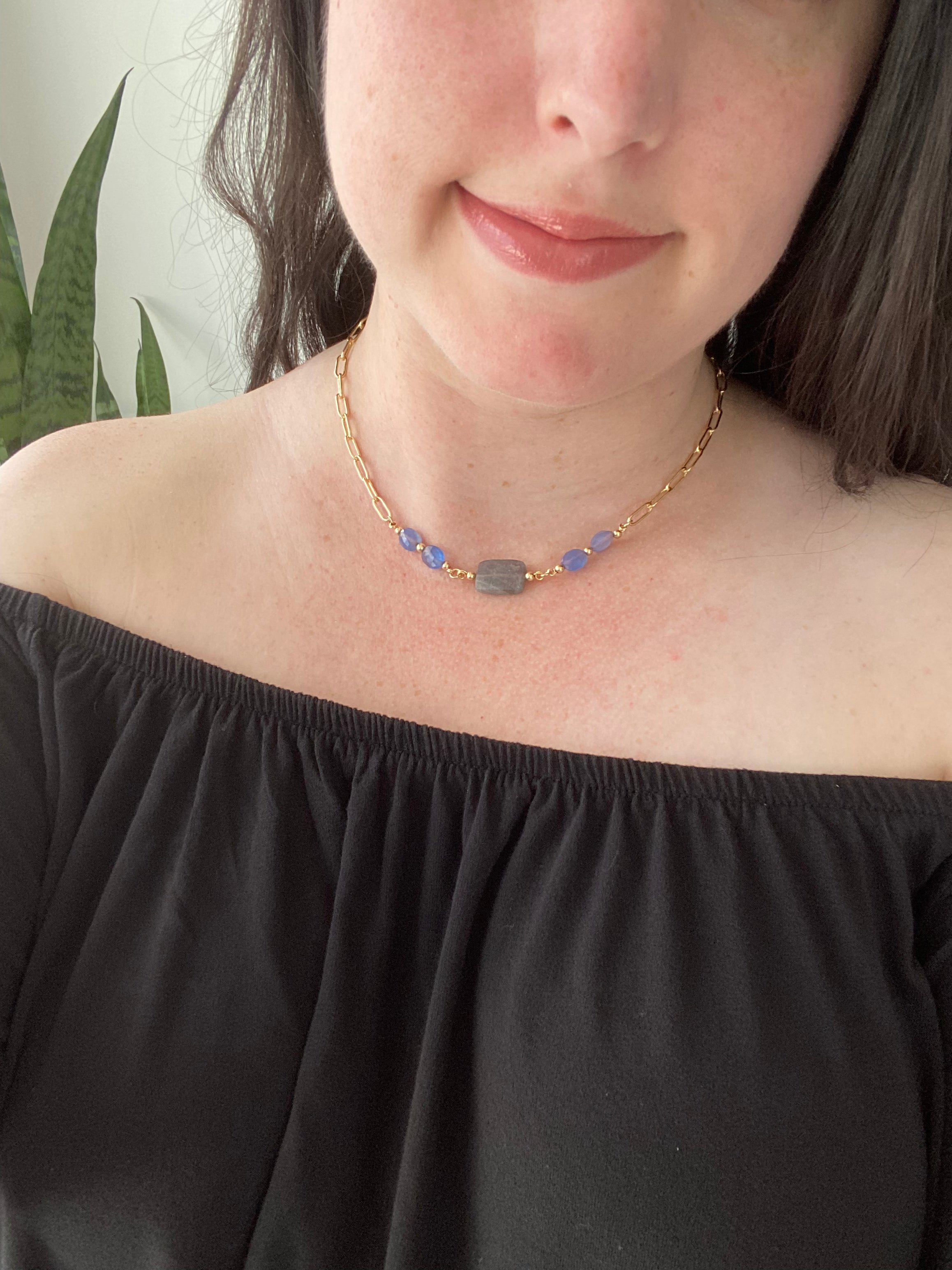 Hallie - Collier chaîne trombone pierres précieuses Labradorite et calcédoine