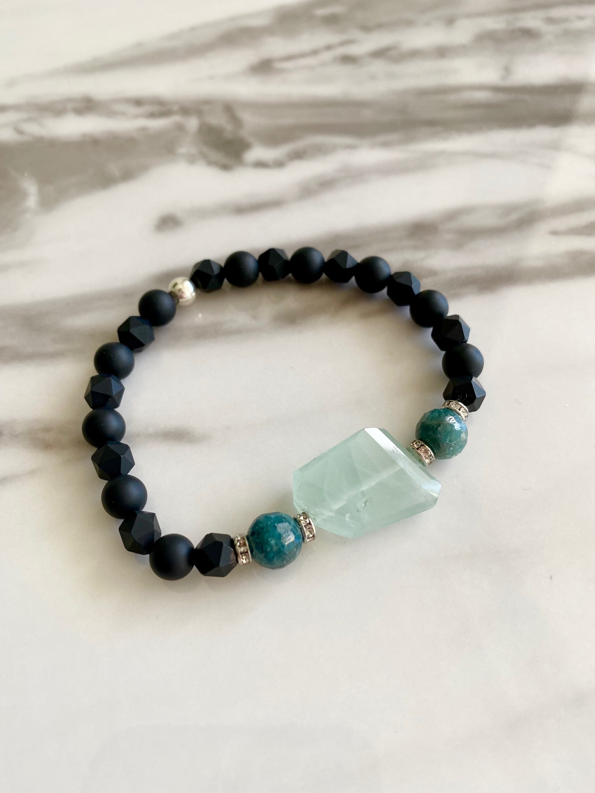 Dahlia - Bracelets de pierres précieuses de malachite, de pierre de lune, d'aigue-marine, d'apatite et d'onyx noir