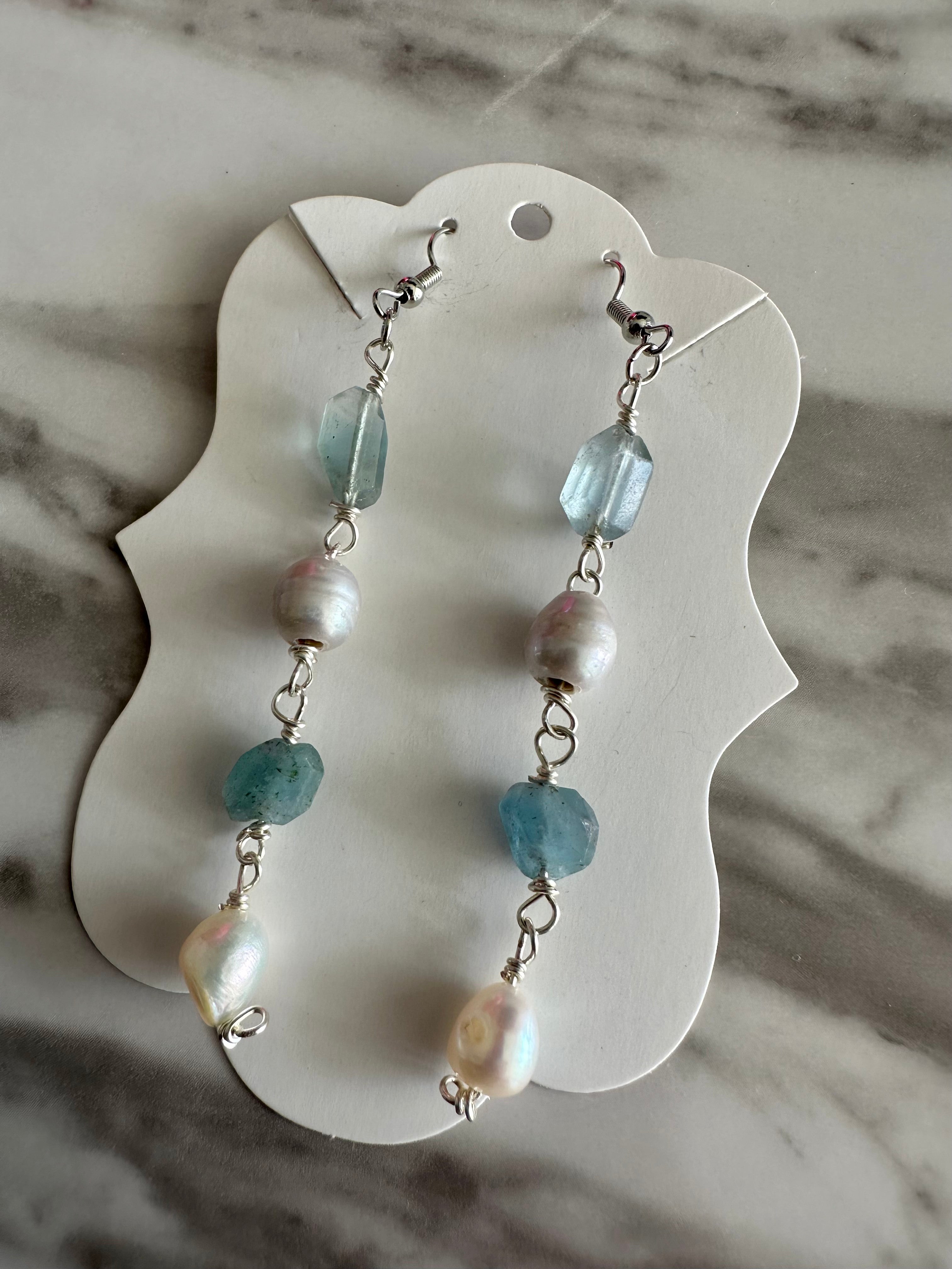 Cyane - Boucles d'oreilles en fluorite, perle d'eau douce et perle grise