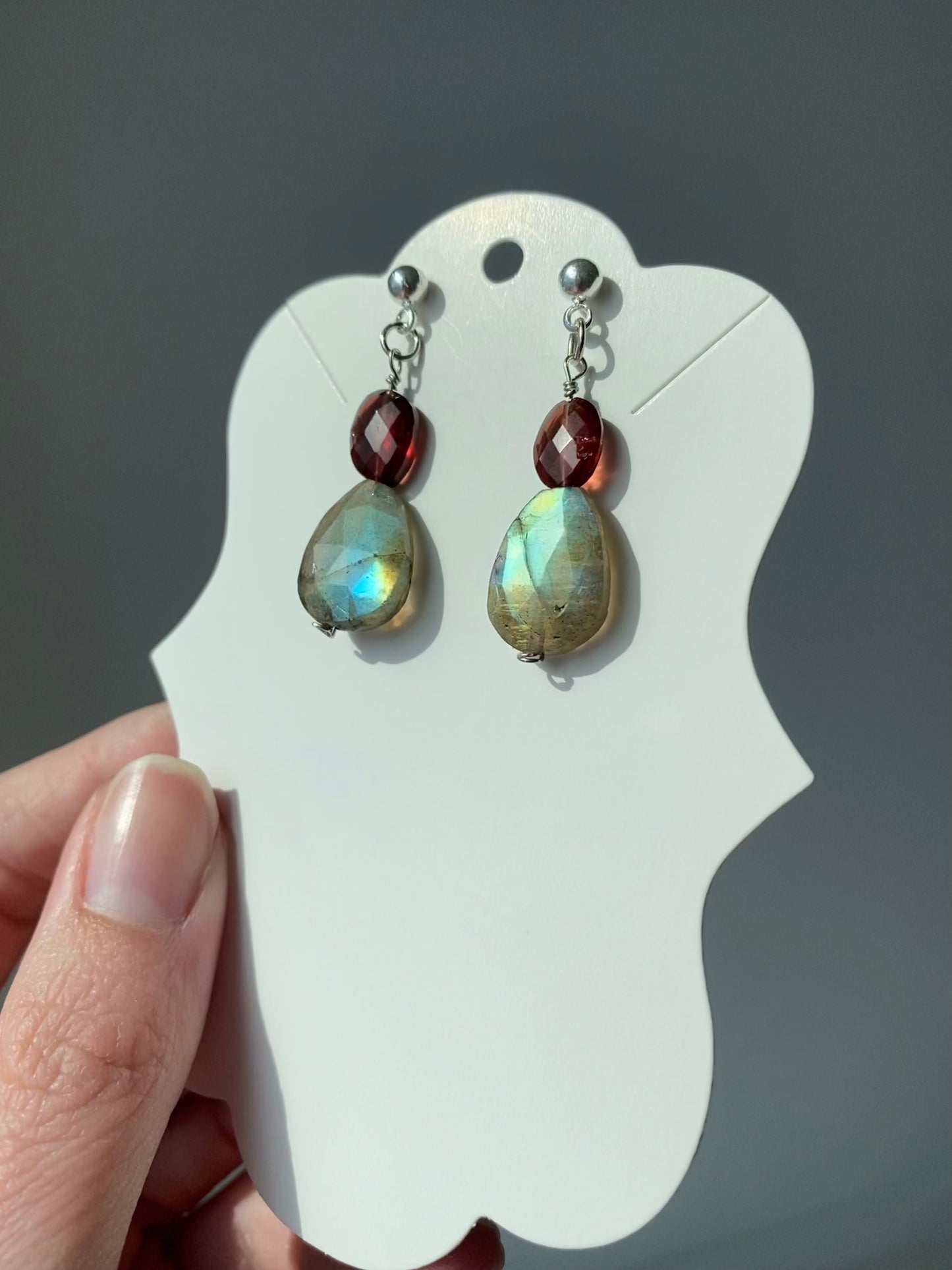 Magnolia - Boucles d'oreilles grenat et pierres précieuses labradorite