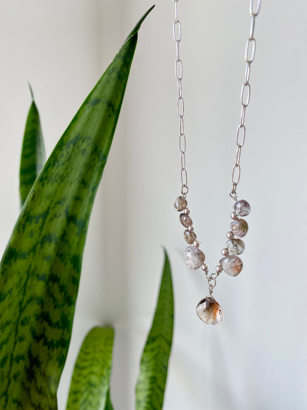 Lydia - Collar de piedras preciosas de amatista musgo