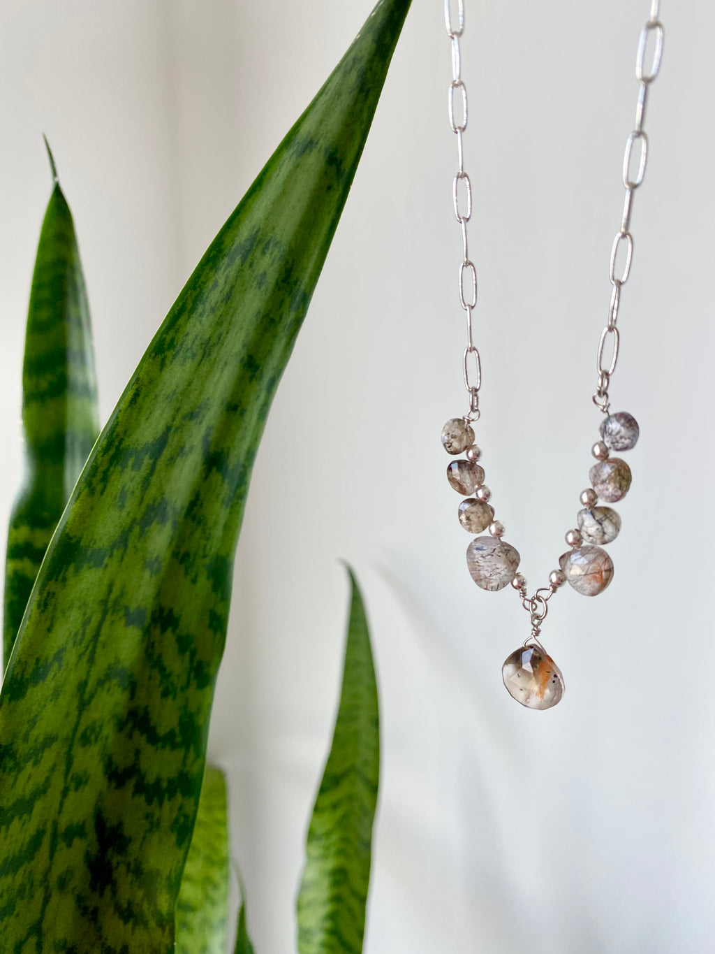 Lydia - Collar de piedras preciosas de amatista musgo