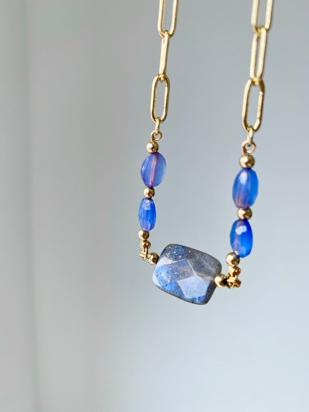 Hallie - Collier chaîne trombone pierres précieuses Labradorite et calcédoine