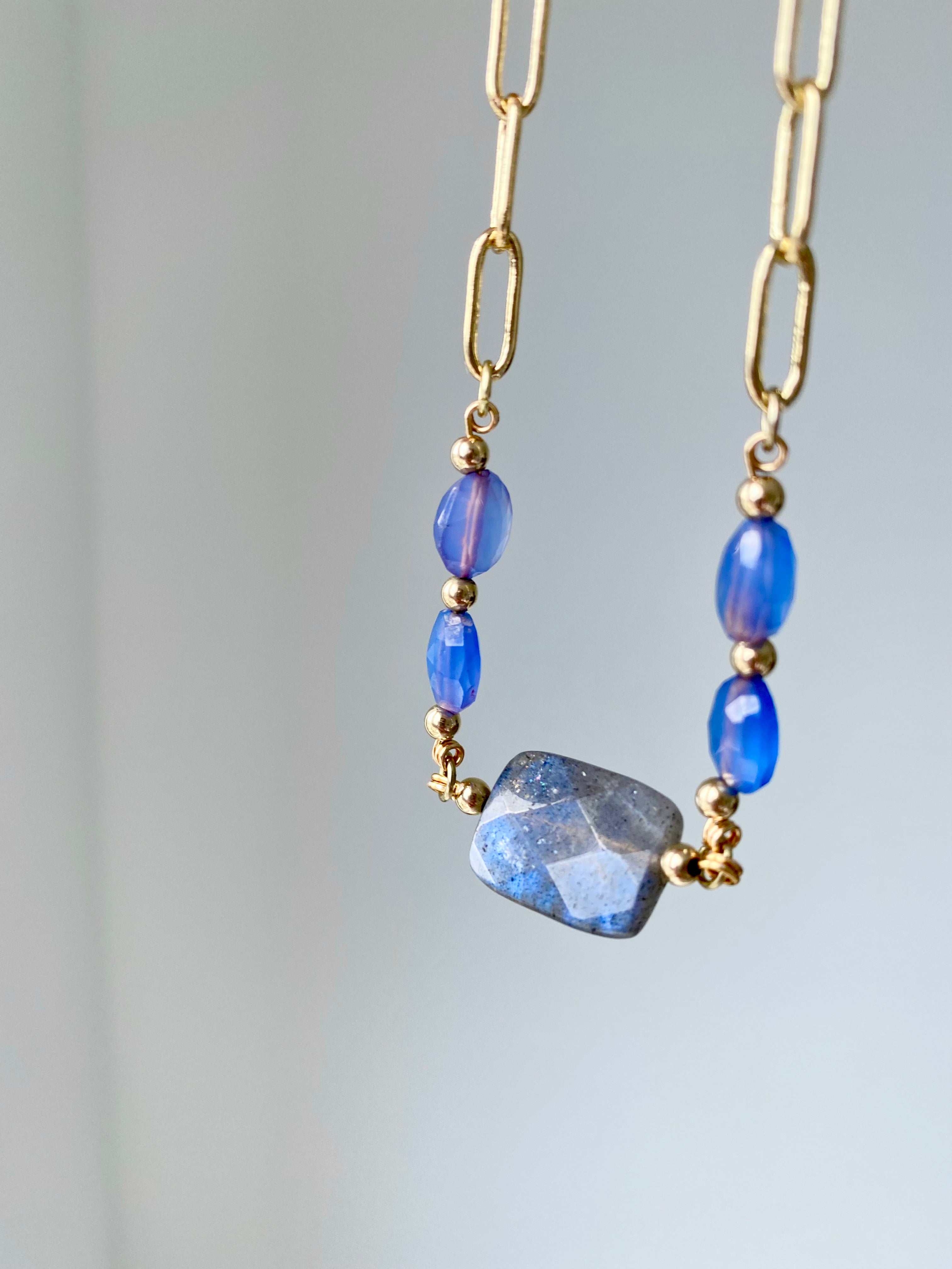 Hallie - Collier chaîne trombone pierres précieuses Labradorite et calcédoine