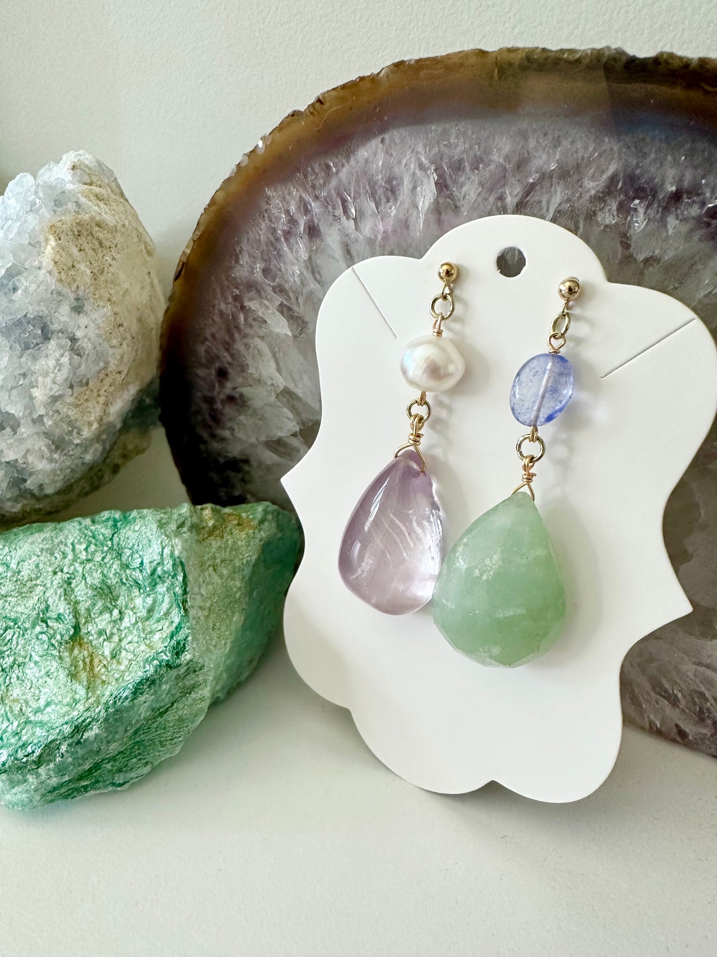 Cyane - Boucles d'oreilles en fluorite, perle d'eau douce et perle grise