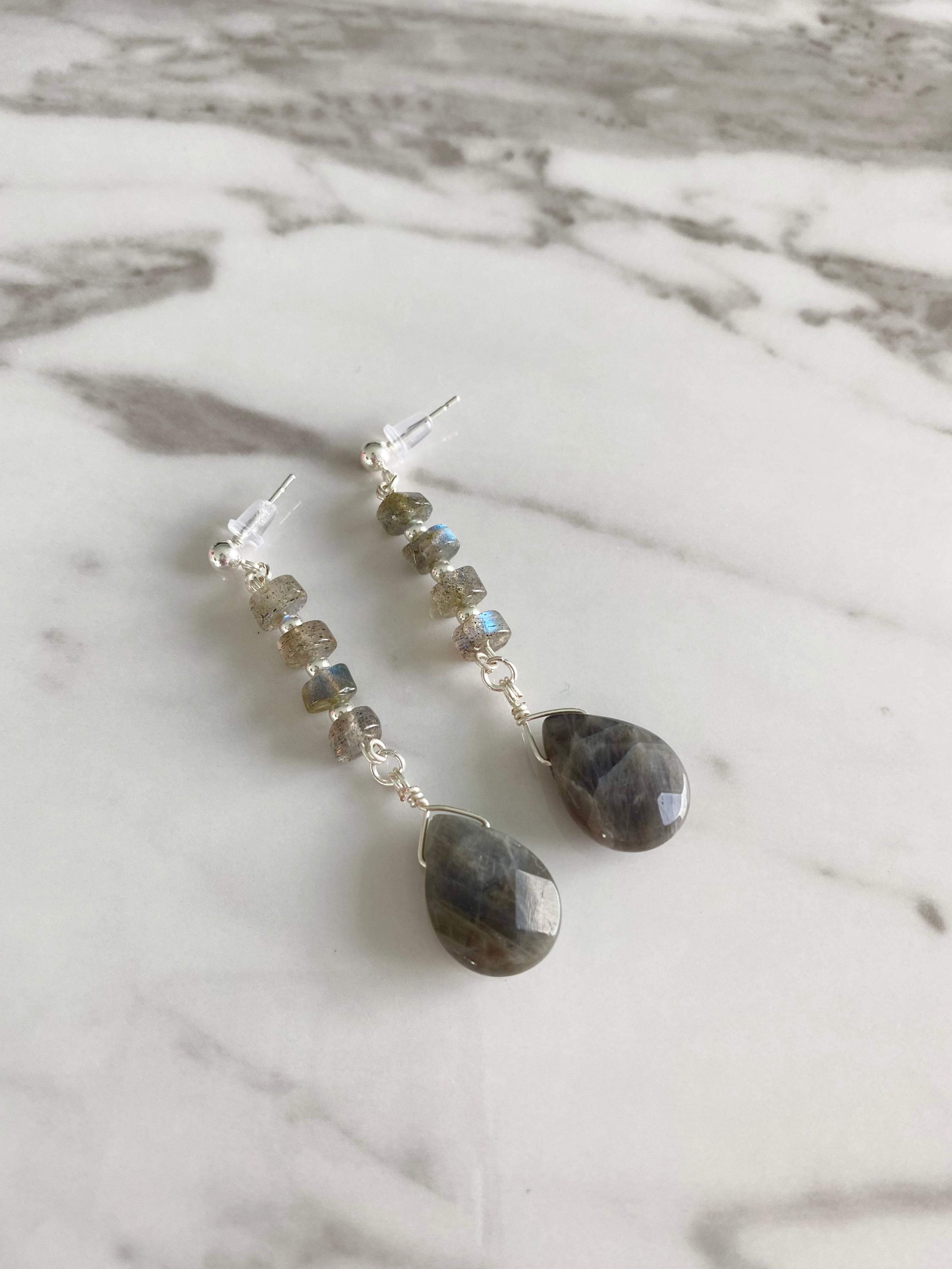 Sadie - Boucles d'oreilles en pierres précieuses de labradorite