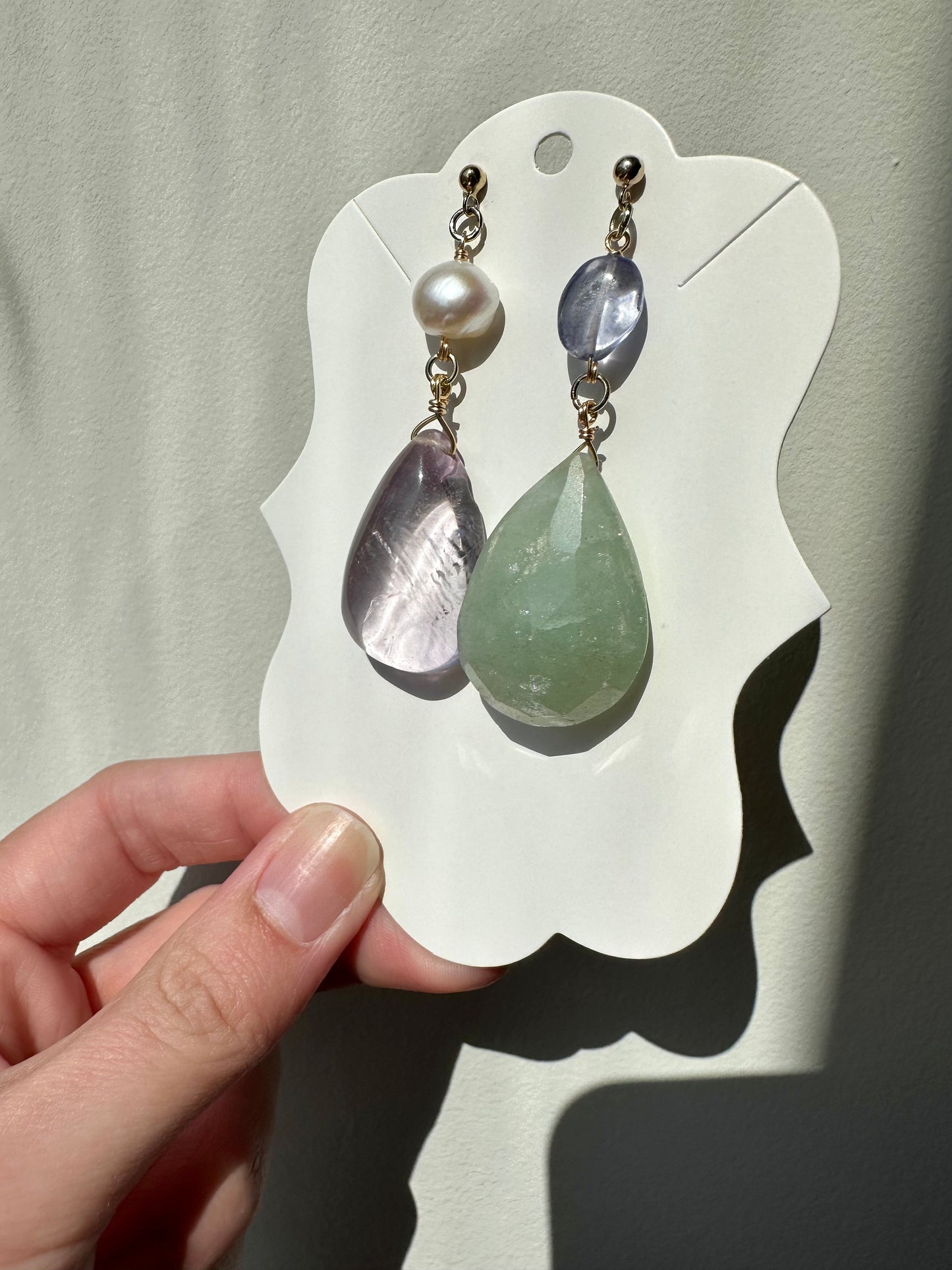 Cyane - Pendientes de piedras preciosas de fluorita, perla de agua dulce y perla gris