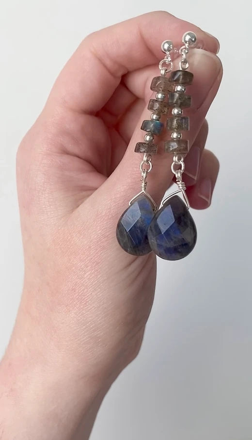 Sadie - Boucles d'oreilles en pierres précieuses de labradorite