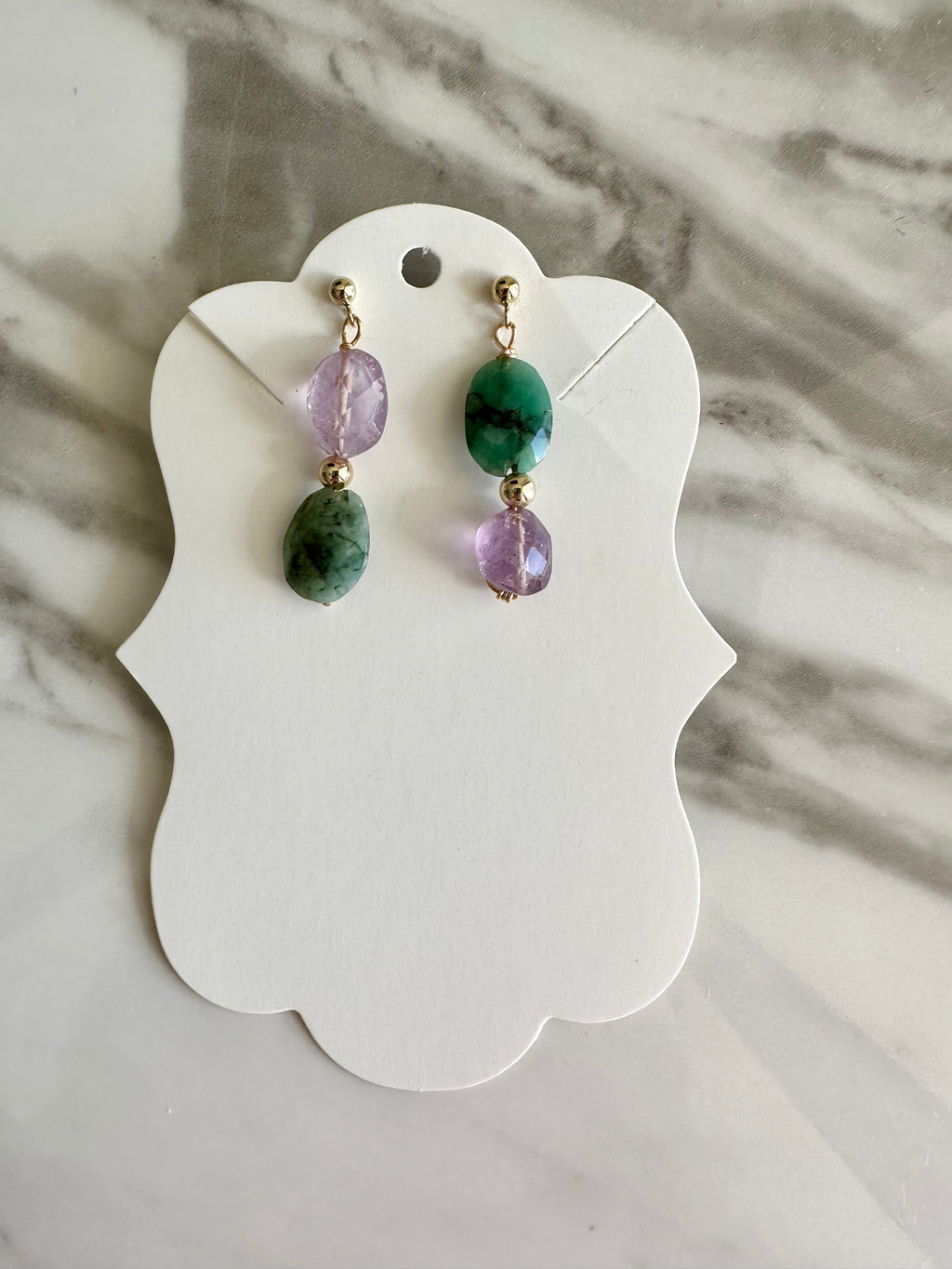 Bailey - Boucles d'oreilles en pierres précieuses d'améthyste et d'émeraude 