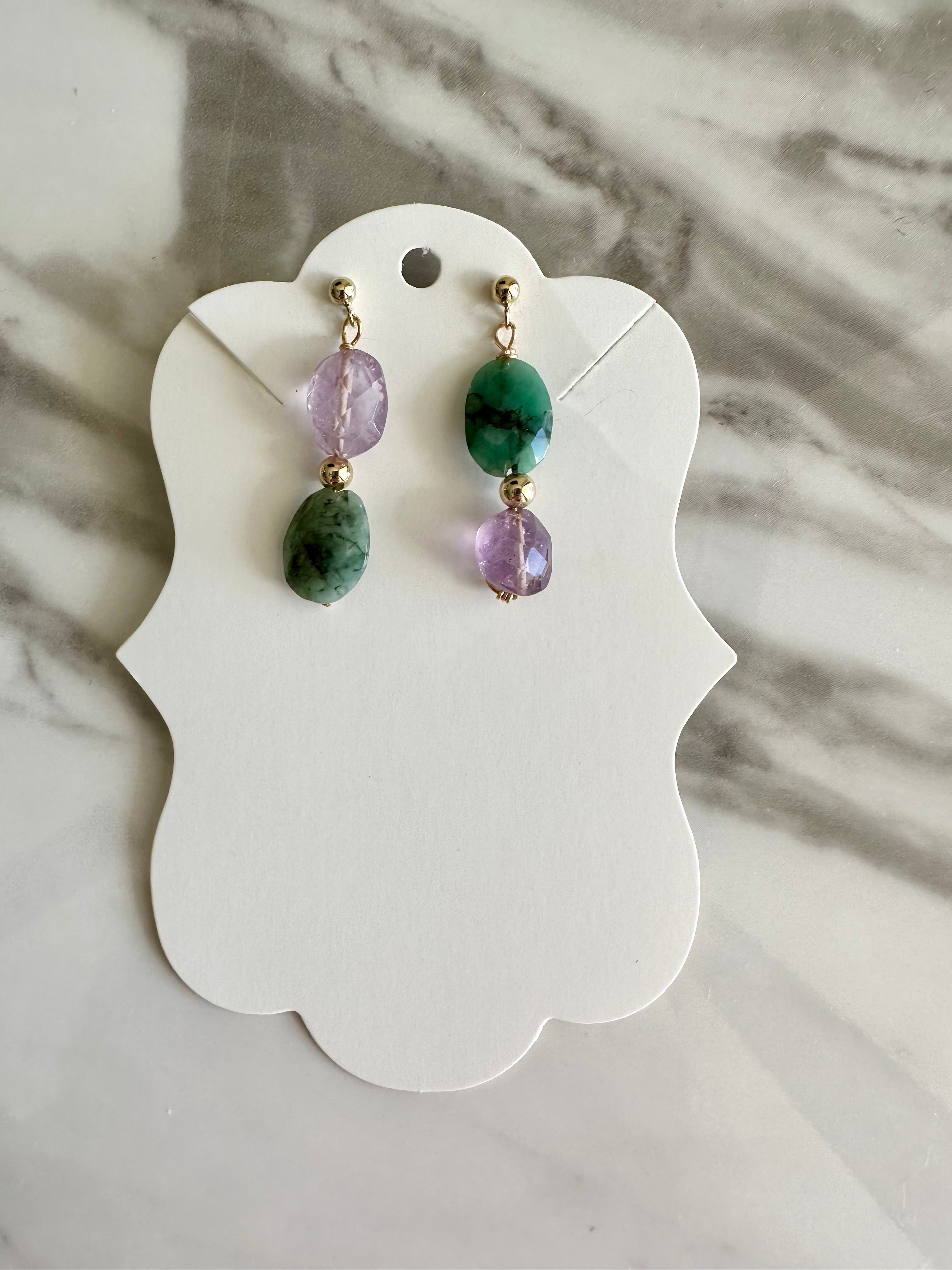Bailey - Boucles d'oreilles en pierres précieuses d'améthyste et d'émeraude 