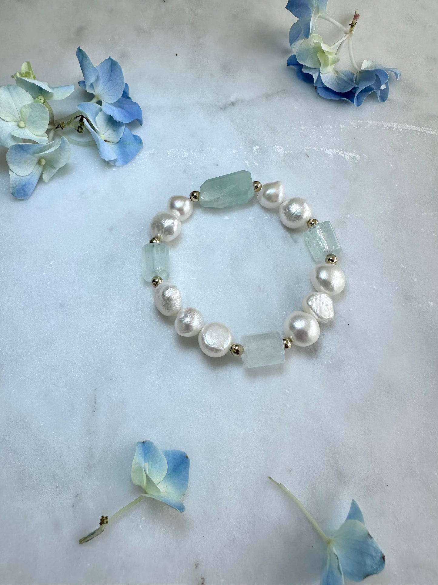 Jasmin - Bracelet en pierres précieuses d'aigue-marine et de perles d'eau douce