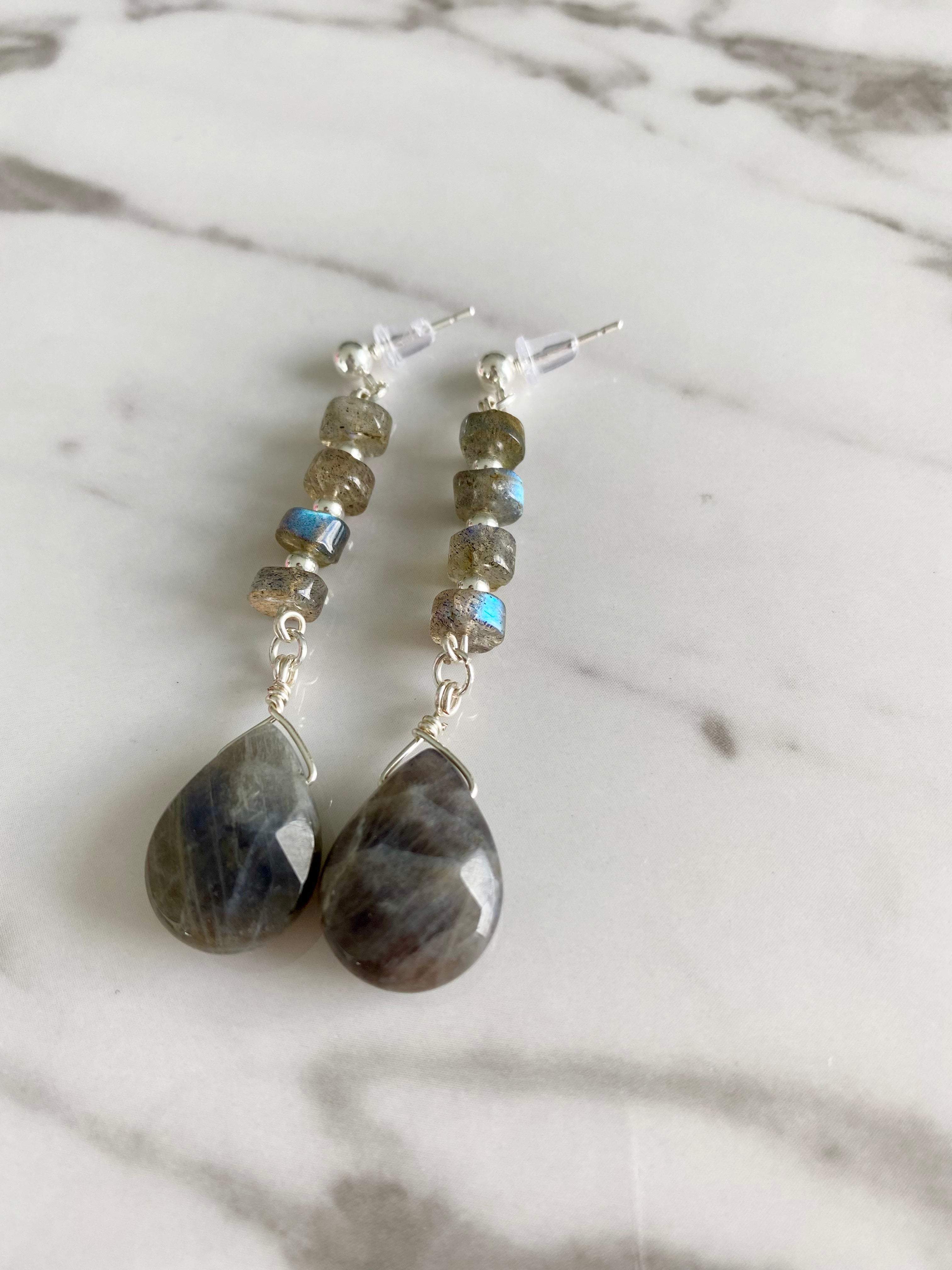 Sadie - Boucles d'oreilles en pierres précieuses de labradorite