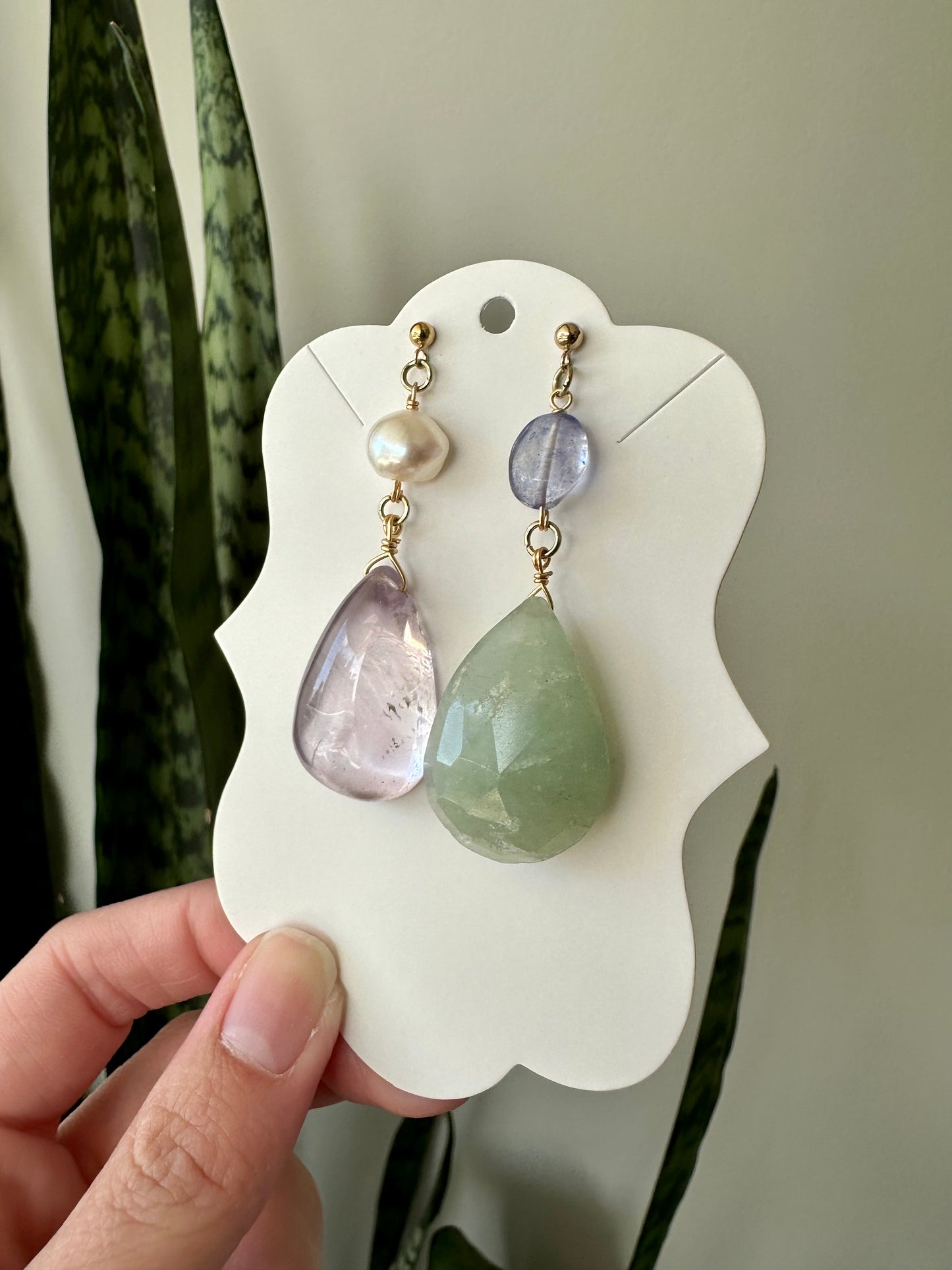 Cyane - Boucles d'oreilles en fluorite, perle d'eau douce et perle grise